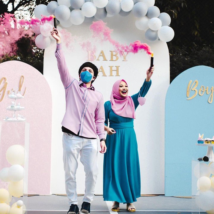 <p>Secara bersama-sama, Atta dan Aurel memancarkan <em>smoke bomb</em> warna <em>pink</em>, nih. Semoga Atta dan Aurel selalu diberikan kesehatan sampai kelahiran sang anak ya, Bunda. (Foto: Instagram: @attahalilintar)</p>