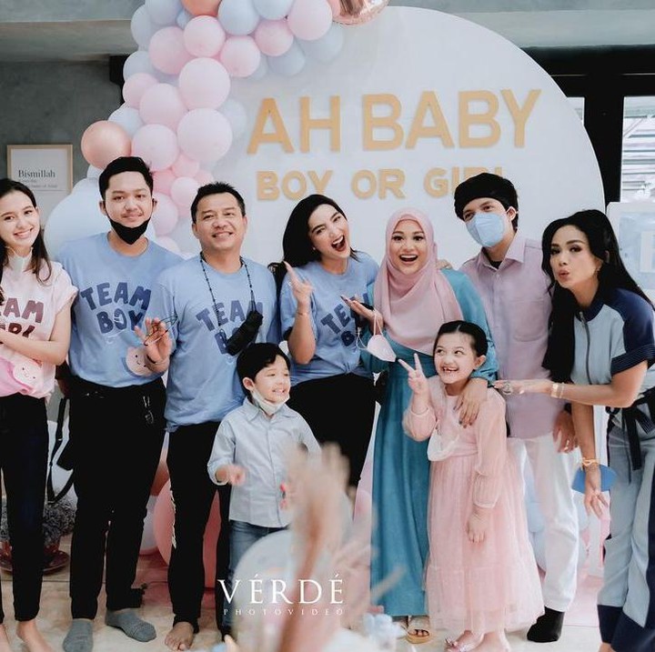 <p>Tak hanya pengumuman gender sang bayi, ternyata acara reveal gender juga dimeriahkan dengan berbagai permainan, Bunda. Aurel dan Atta bahkan memasang <em>booth</em> foto untuk tempat berfoto. (Foto: Instagram: @aurelie.hermansyah)</p>