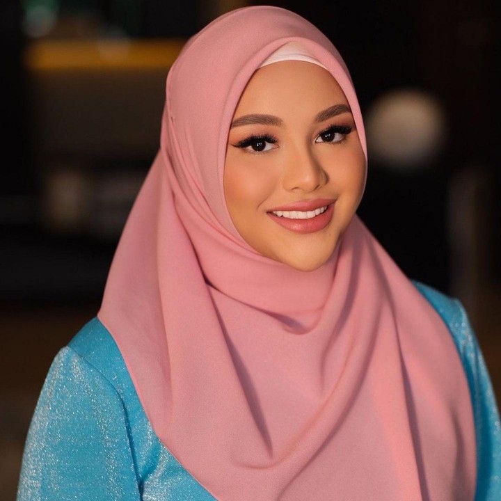 <p>Setelah mengumumkan kehamilannya, akhirnya Aurel dan Atta memutuskan untuk mengadakan <em>gender reveal</em> nih, Bunda. Aurel pun terlihat cantik dengan balutan gamis biru dan kerudung pink. (Foto: Instagram: @aurelie.hermansyah)</p>