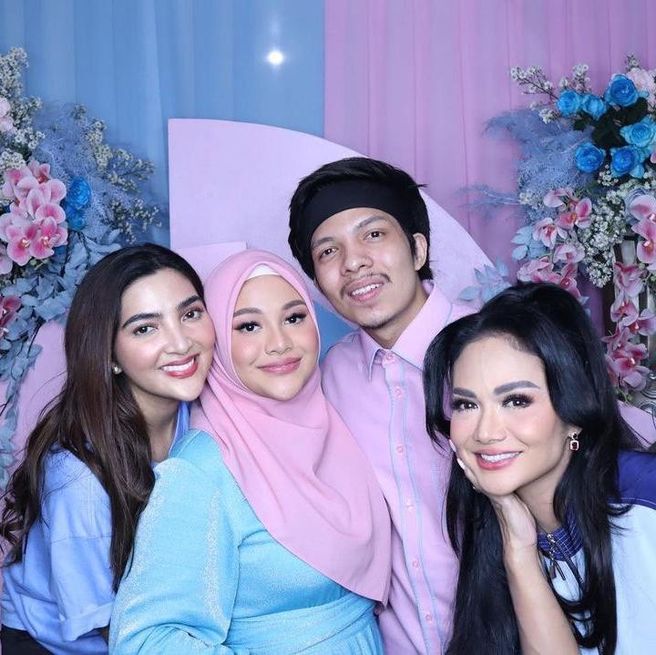 <p>Ternyata acara juga dihadiri oleh sang Bunda, Kridayanti, lho. Kebahagiaan semakin terpancar pada wajah Aurel nih, Bunda. (Foto: Instagram: @aurelie.hermansyah)</p>