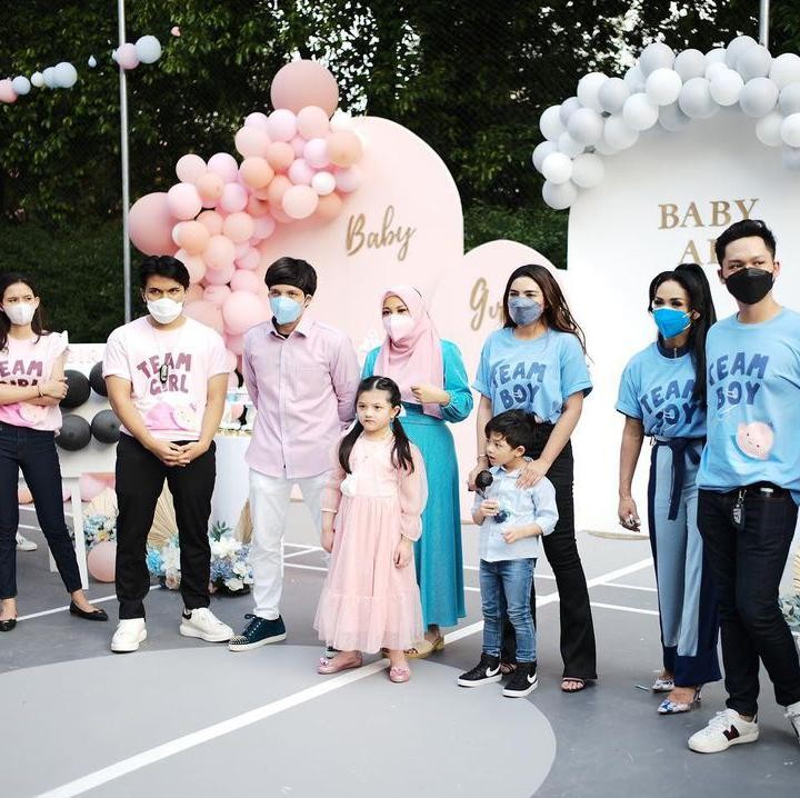 <p>Acara dihadiri oleh keluarga besar Aurel, tim, bahkan keluarga Atta melalui <em>video call</em> nih, Bunda. Saat menanti jenis kelamin sang bayi, ketegangan terlihat pada wajah Aurel. (Foto: Instagram: @aurelie.hermansyah)</p>