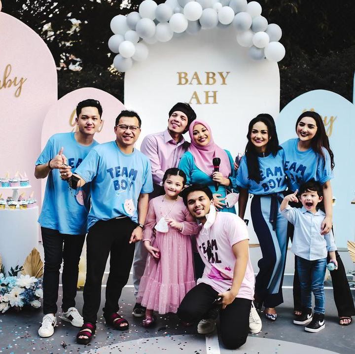 <p>Pasangan Aurel Hermansyah dan Atta Halilintar tengah berbahagia nih, Bunda. Keduanya tengah menanti kehadiran anak pertamanya. (Foto: Instagram: @attahalilintar)</p>