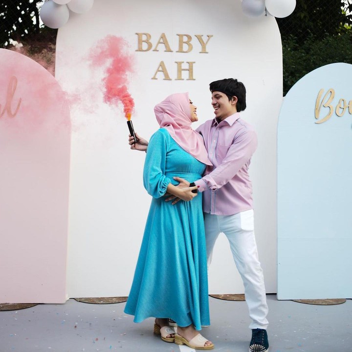 <p>Momen yang ditunggu pun datang. Aurel dan Atta mengumumkan bahwa jenis kelamin anak pertama mereka adalah perempuan. (Foto: Instagram: @aurelie.hermansyah)</p>