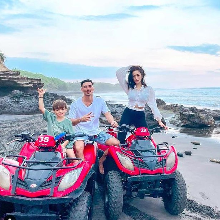 <p>Dalam sebuah wawancara, alasan Jedar kini menetap di Bali dengan memboyong anaknya karena di sana, ia dan anak merasa lebih sehat dan bahagia. (Foto: Instagram @inijedar)</p>