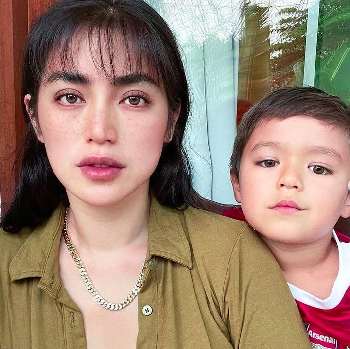 <p>Jessica Iskandar kini menetap di Bali, Bunda. Ia memboyong anak semata wayangnya, El Barack Alexander. (Foto: Instagram @inijedar)</p>