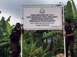 Emak-emak Semprot Petugas Kejari Sukabumi Gegara Plang Penyitaan Lahan