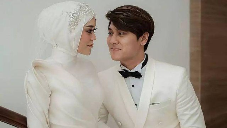 Gelar acara tasyakuran Lesti Kejora dan Rizky Billar tampil sangat mesra lengket bak perangko. Yuk kita intip potretnya!