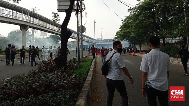 Pengacara Rizieq Shihab, Sugito menegaskan bahwa massa datang secara spontan tanpa ajakan dari kliennya ke Pengadilan Tinggi Jakarta.