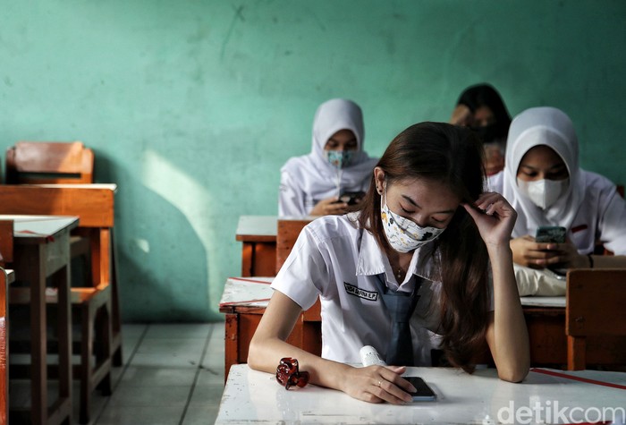 Sejumlah siswa-siswa mengikuti ulangan harian saat uji coba pembelajaran sekolah tatap muka di kawasan SMA Swasta Yappenda, Tanjung Priok, Jakarta Utara, Senin (30/8).