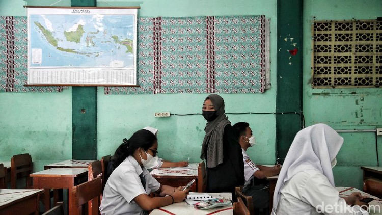 Sejumlah siswa-siswa mengikuti ulangan harian saat uji coba pembelajaran sekolah tatap muka di kawasan SMA Swasta Yappenda, Tanjung Priok, Jakarta Utara, Senin (30/8).