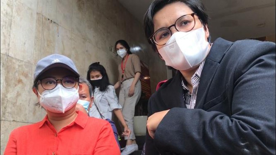 Lina Yunita (kiri) didampingi pengacaranya usai mediasi di Polda Metro Jaya (Yogi Ernes/detikcom)