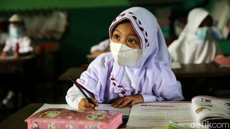 Sebanyak 610 sekolah di Jakarta memulai sekolah tatap muka, salah satunya SDN 09 Pondok Kelapa. Para siswa pun menyambutnya dengan antusias.