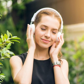 Mendengarkan Lagu Galau Saat Patah Hati, Benarkah Justru Bisa Bikin Lebih Kuat?