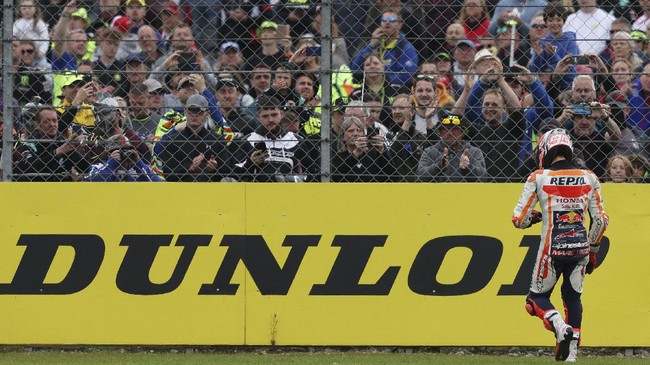 Mantan manajer Valentino Rossi, Carlo Pernat, menilai Marc Marquez harus disanksi karena aksi berbahaya dalam MotoGP Inggris 2021.