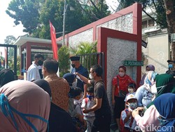 Tunggu Anak Pulang, Ortu Padati Gerbang SDN Pejaten Timur 01 Pagi