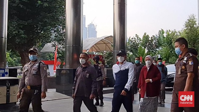 Bupati Probolinggo, Puput Tantriana Sari dan suaminya langsung diperiksa terkait kasus jual beli jabatan kepala desa.