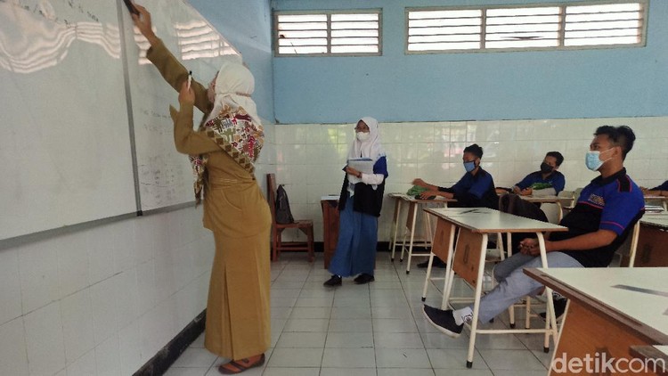 Pembelajaran Tatap Muka di Surabaya Sebanyak 2.536 SMA/SMK hingga SLB di Jatim menggelar pembelajaran tatap muka (PTM) terbatas. Gubernur Khofifah Indar Parawansa mengecek langsung PTM hari pertama di SMK Negeri 7 Surabaya.