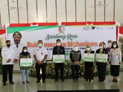 Bupati Bojonegoro Serahkan Beasiswa Pendidikan Bagi Mahasiswa