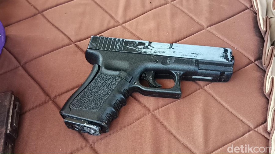 Pistol yang digunakan para pelaku kejahatan di Kabupaten Bandung. Pistol yang digunakan para pelaku kejahatan di Kabupaten Bandung.