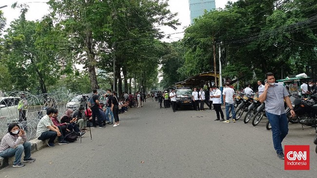 Polisi menangkap sejumlah orang dalam kericuhan usai vonis putusan banding Rizieq Shihab. Lalu lintas di Cempaka Putih Jakpus, lumpuh.