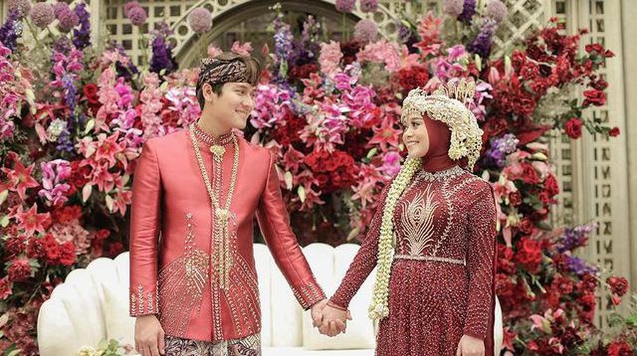 Acara tasyakuran Lesti Kejora dan Rizky Billar digelar dengan dua tema. Yuk intip tema yang didominasi warna merah ini!