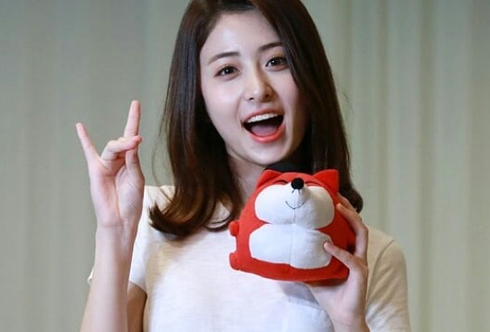 Punya tinggi di atas 170 cm, Heo Yun Jin mendapat julukan Kirin (Jerapah) ketika mengikuti Produce48 dulu. Ia juga terkenal dengan visualnya yang memikat. (Foto: Instagram.com/yunjinsite)