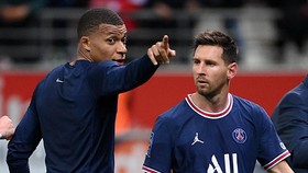 Anelka: Messi Harus Jadi Pelayan Mbappe di PSG
