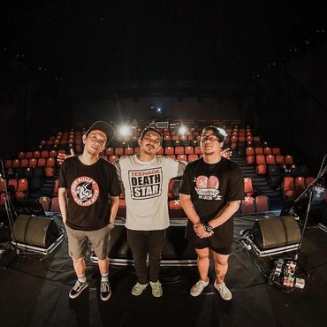 Lirik Lagu Yang - Rocket Rockers