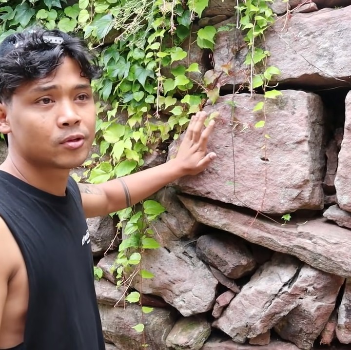 <p>Di rumah tersebut juga terdapat batu berusia jutaan tahun. Seperti yang Dayat ungkap, dahulu daerah rumahnya menjadi bagian dari samudera, batu serta fosil yang ada di sana merupakan bagian dari lautan.   (Foto: YouTube: Kesa Lisa)</p>
