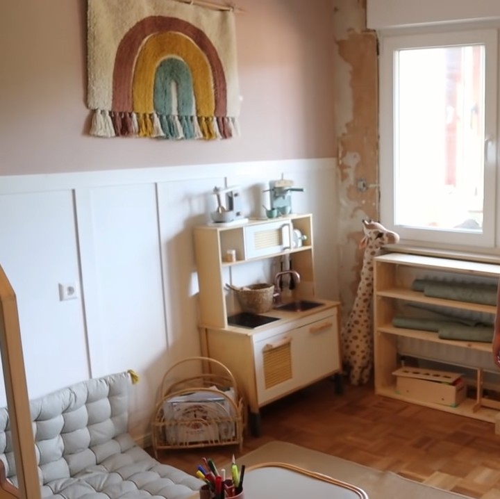 <p>Dari dalam, Dayat menunjukkan beberapa bagian rumahnya yang tengah di renovasi. Seperti toilet, lorong menuju ruang lain, serta kamar anaknya sebagai berikut.  (Foto: YouTube: Kesa Lisa)</p>