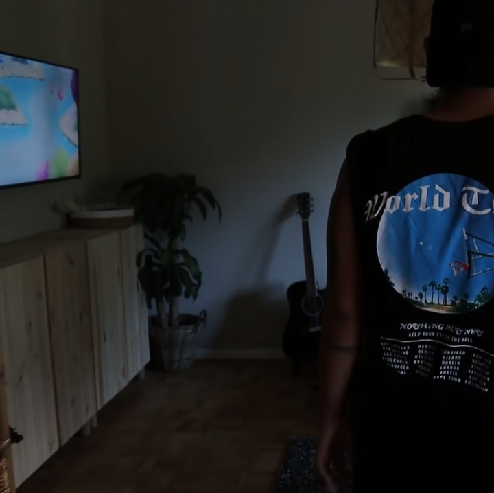 <p>Kemudian ada ruang tamu yang langsung nyambung ke ruang menonton tv, Bunda. Keduanya terpisah, namun tak dibatasi dengan pintu. (Foto: YouTube: Kesa Lisa)</p>