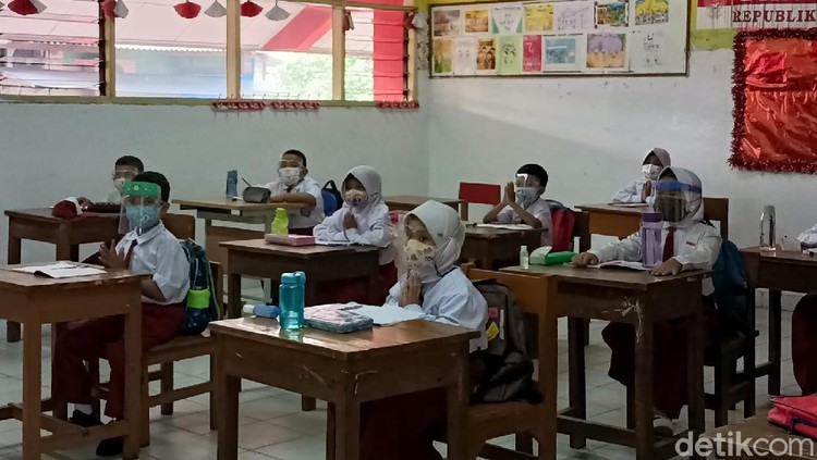 Sekolah tatap muka di SDN 15 Pagi Cengkareng Barat, Senin (30/8)