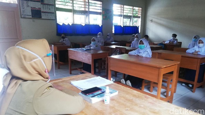 Sekolah tatap muka di SMPN 1 Sumedang dibagi dua shift