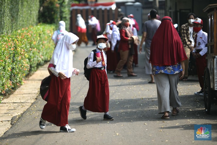 Suasana belajar mengajar pembelajaran tatap muka di sekolah SDN 14 Pagi Pondok labu, Jakarta, Senin (30/8). Sekolah tatap muka resmi dilaksanakan kembali untuk 610 sekolah di DKI Jakarta. Daftar sekolah mencakup jenjang TK/PAUD-SMA dan lembaga pendidikan setingkat lain, termasuk informal. Tentunya PTM terbatas tahap I dilakukan dengan penerapan protokol kesehatan ketat. Staff guru pengajar Sekolah SDN 14 pagi pondok labu mengatakan, 