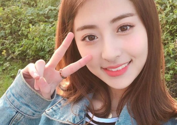 Sempat ada rumor yang mengatakan kalau Heo Yun Jin merupakan mantan trainee SM Entertainment. Banyak netizen yang percaya karena Yun Jin memiliki visual dan suara khas SM. (Foto: Instagram.com/yunjinsite)