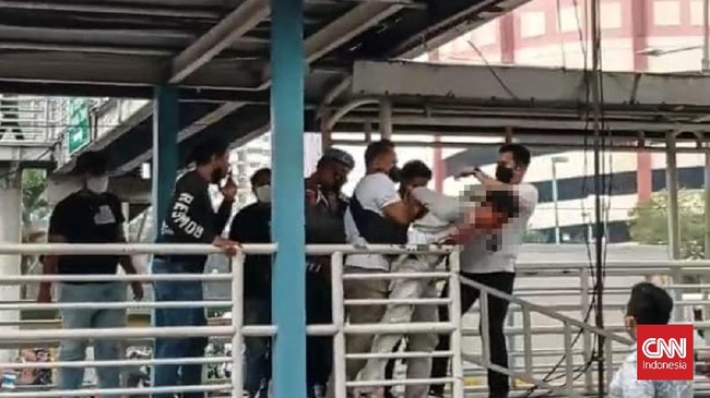 Polisi menangkap 36 orang simpatisan Rizieq Shihab dalam kericuhan di sekitar Pengadilan Tinggi DKI Jakarta. Lima orang membawa senjata tajam.