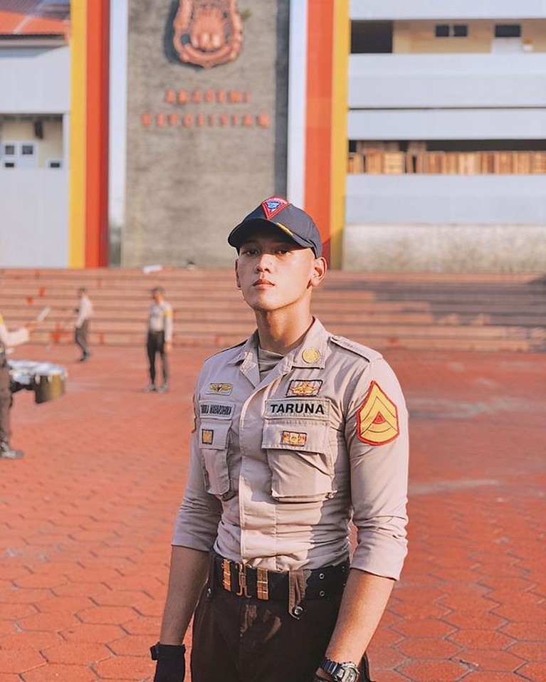 Sosok Andika Mahardika Taruna Akpol Tampan Anak Bupati & Cucu Eks Kapolri Andika Mahardika seorang taruna Akpol yang jadi sorotan karena wajah tampannya. Yuk intip potretnya!