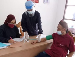 Begini Gaya Sumanto Pemakan Mayat Saat Jalani Vaksinasi Corona