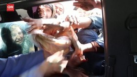 VIDEO: Pilu Warga Afghanistan Berebut Makanan di Kala Krisis