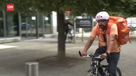 VIDEO: Eks Menteri Afganistan Jadi Kurir Makanan di Jerman
