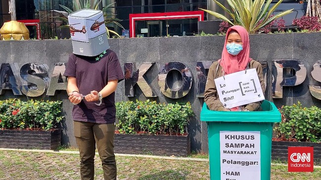 Jokowi saat ini dinilai lebih memilih memantau vaksinasi covid yang sebenarnya pekerjaan simbolik ketimbang menyelesaikan masalah pegawai KPK yang dipecat.