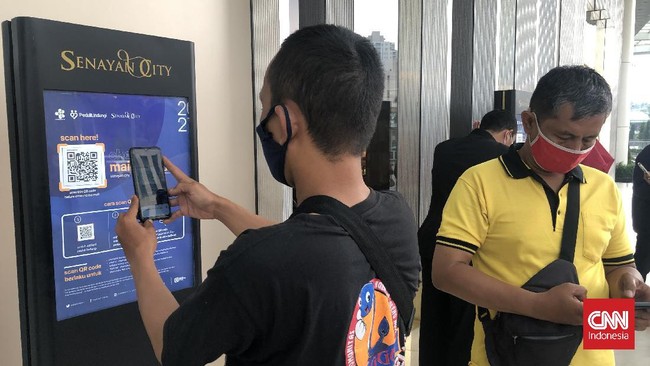 Pengguna mengutarakan berbagai keluhan aplikasi Pedulilindungi saat dipakai masuk mal, mulai dari aplikasi lambat scan barcode hingga sulit deteksi lokasi.