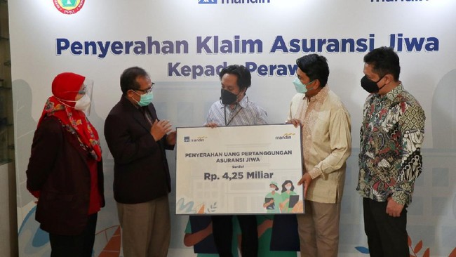 PT AXA Mandiri dan Bank Mandiri menyerahkan klaim sebesar Rp4,25 miliar kepada 170 tenaga kesehatan yang gugur saat menangani Covid-19.