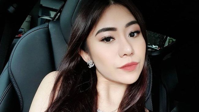 Nama Ayu Thalia menjadi perbincangan setelah perempuan yang juga dikenal sebagai Thata Anma itu melaporkan anak Ahok, Nicholas Sean, ke polisi.