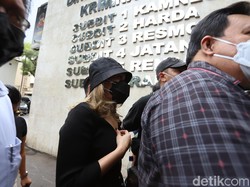 Orang Tua Ayu Ting Ting Ancam Keluarga KD?