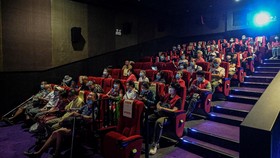 FOTO: Bioskop 'Berkisah', Cara Tunanetra Beijing Nikmati Film