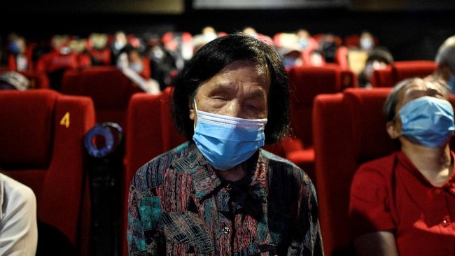 FOTO: Bioskop 'Berkisah', Cara Tunanetra Beijing Nikmati Film