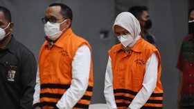 Eks Bupati Probolinggo dan Suami Didakwa Terima Gratifikasi Rp100 M