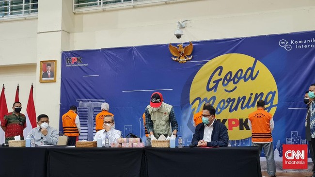 KPK menetapkan Bupati Probolinggo, Puput Tantriana Sari bersama suaminya, Hasan Aminuddin sebagai tersangka kasus dugaan korupsi jual beli jabatan kepala desa.
