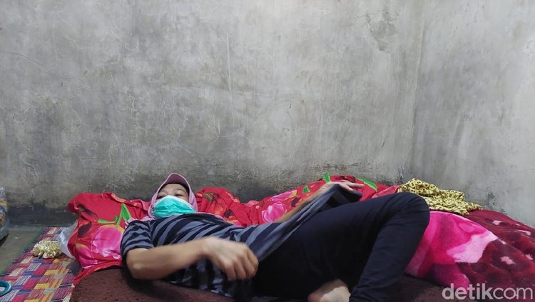 Cucu, warga Bandung Barat mengaku tak bisa tidur sejak 2014 lalu. Cucu, warga Bandung Barat mengaku tak bisa tidur sejak 2014 lalu.